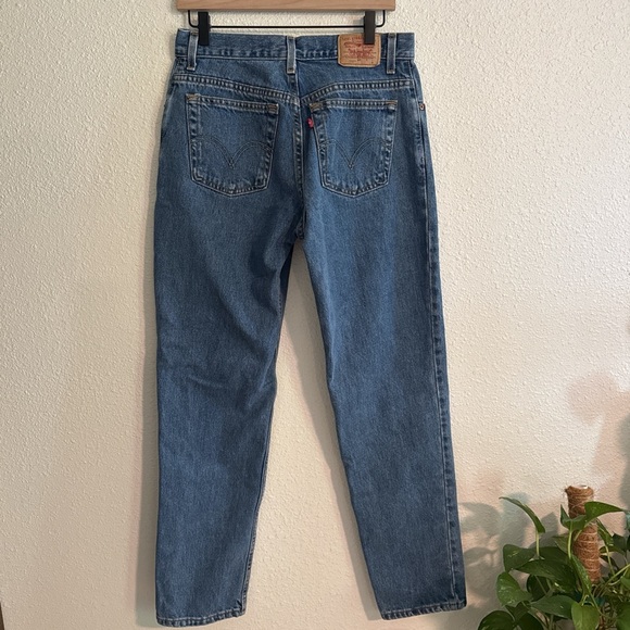 Classic vintage Levi's 550 straight leg tapered denim jeans in medium blue wash - Picture 2 of 7